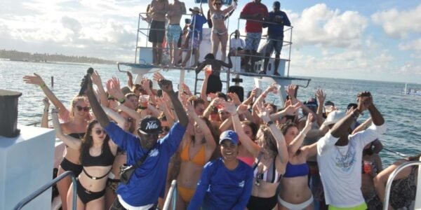 Punta Cana: Sunset Party Boat with Snorkeling